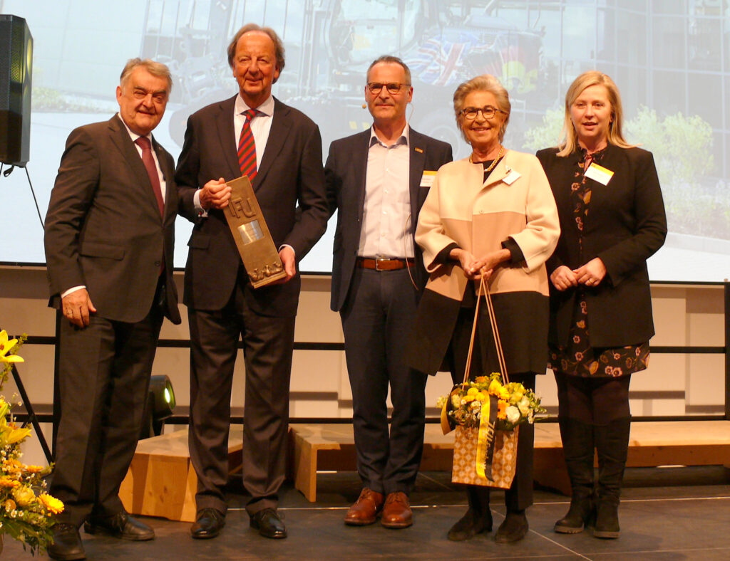 IFU-Geschäftsführer Frank Zander (Mitte) begrüßte (v.l.)
NRW-Innenminister Herbert Reul, die Wirtschaftspreisträger Hans Ewald Schneider sowie Bürgermeisterin Susanne Stupp. Foto: Lars Kindermann