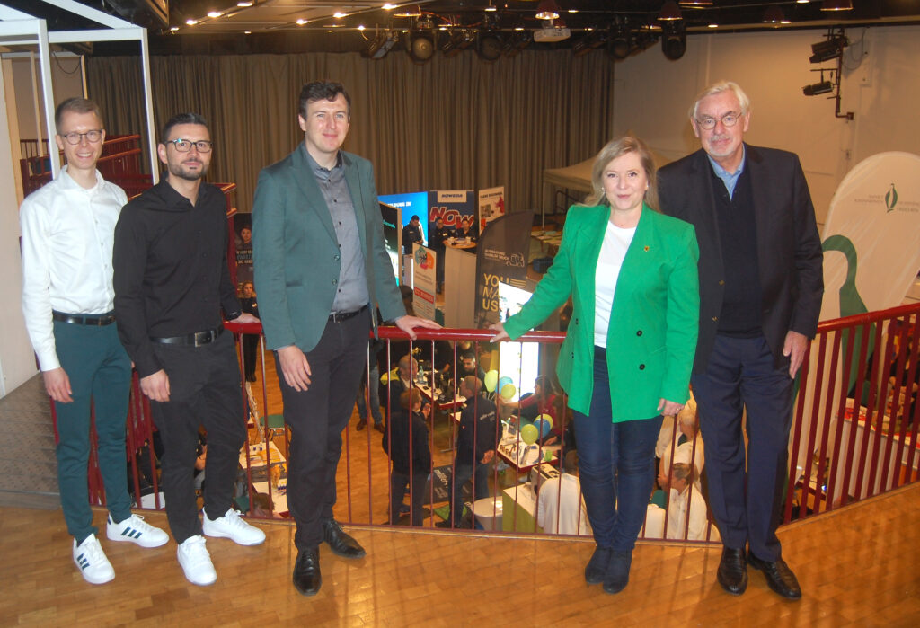 Und sie sahen, dass es gut war: Die Initiatoren und Organisatoren der 1. Frechener Ausbildungsbörse im Stadtsaal: (v.l.n.r.) Philipp Schlenkert (Wirtschaftsförderung), Jan-Philip Leistikow (Sozialpädagogische Jugendberufsberatung), der Beigeordnete Andreas Pöttgen, Bürgermeisterin Susanne Stupp und der IFU-Vorsitzende Professor Dr. Jürgen Höser. Foto: Lars Kindermann